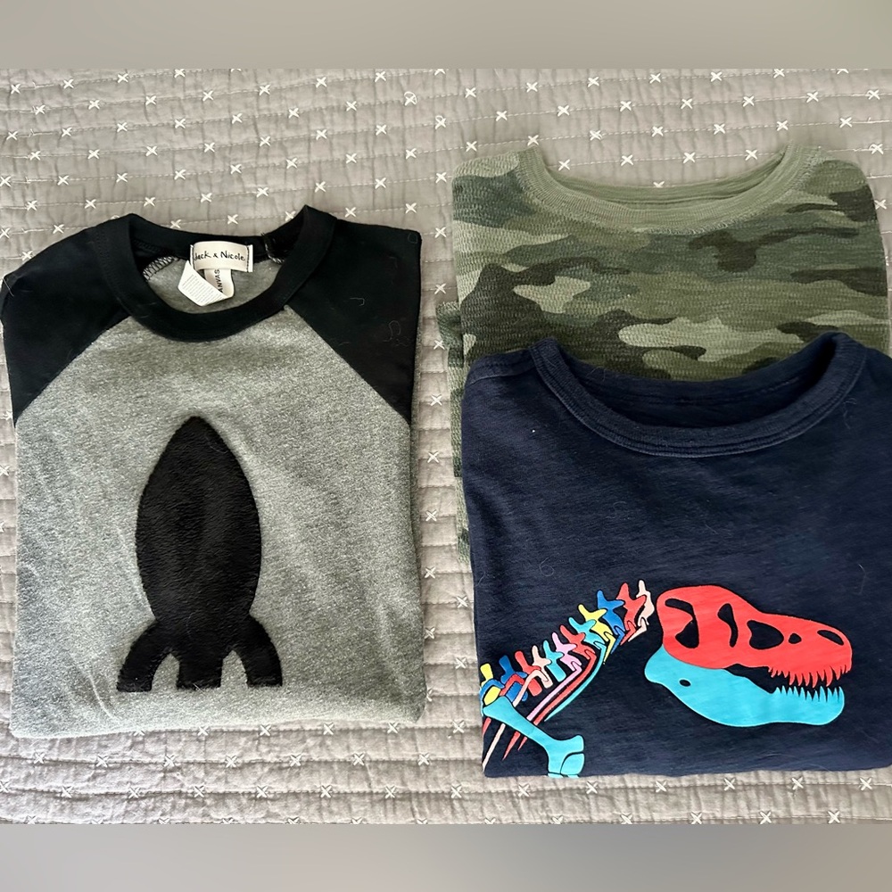Boys long sleeve. Size 6. Great condition.
